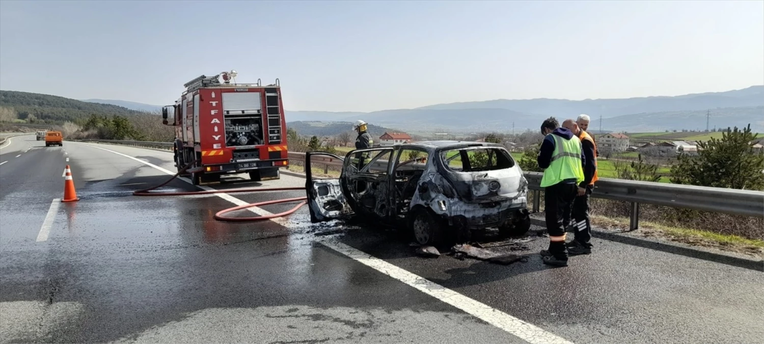 Anadolu Otoyolu'nda Yangın Çıkan Otomobil Kullanılamaz Hale Geldi
