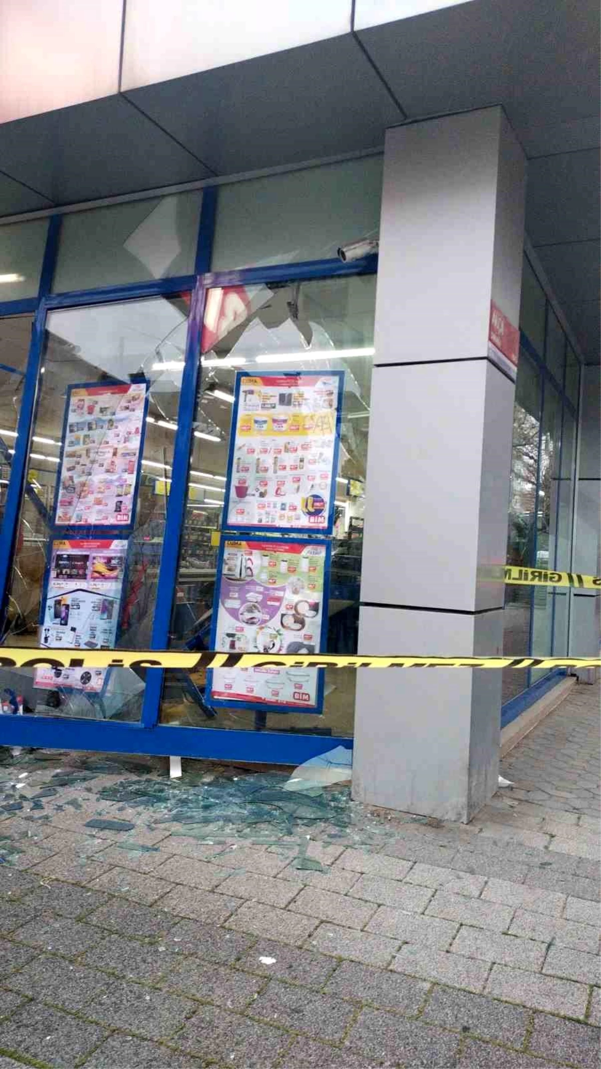 Ataşehir'de otomobil markete daldı, 1 kişi yaralandı