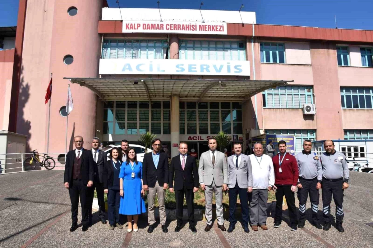 Aydın İl Sağlık Müdürü Dr. Eser Şenkul, Ramazan Bayramı'nda sağlık personelleri ve hastalarla bayramlaştı