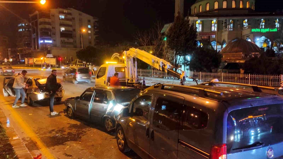 Aydın'da zincirleme trafik kazası: 1 yaralı, kaçan sürücü aranıyor