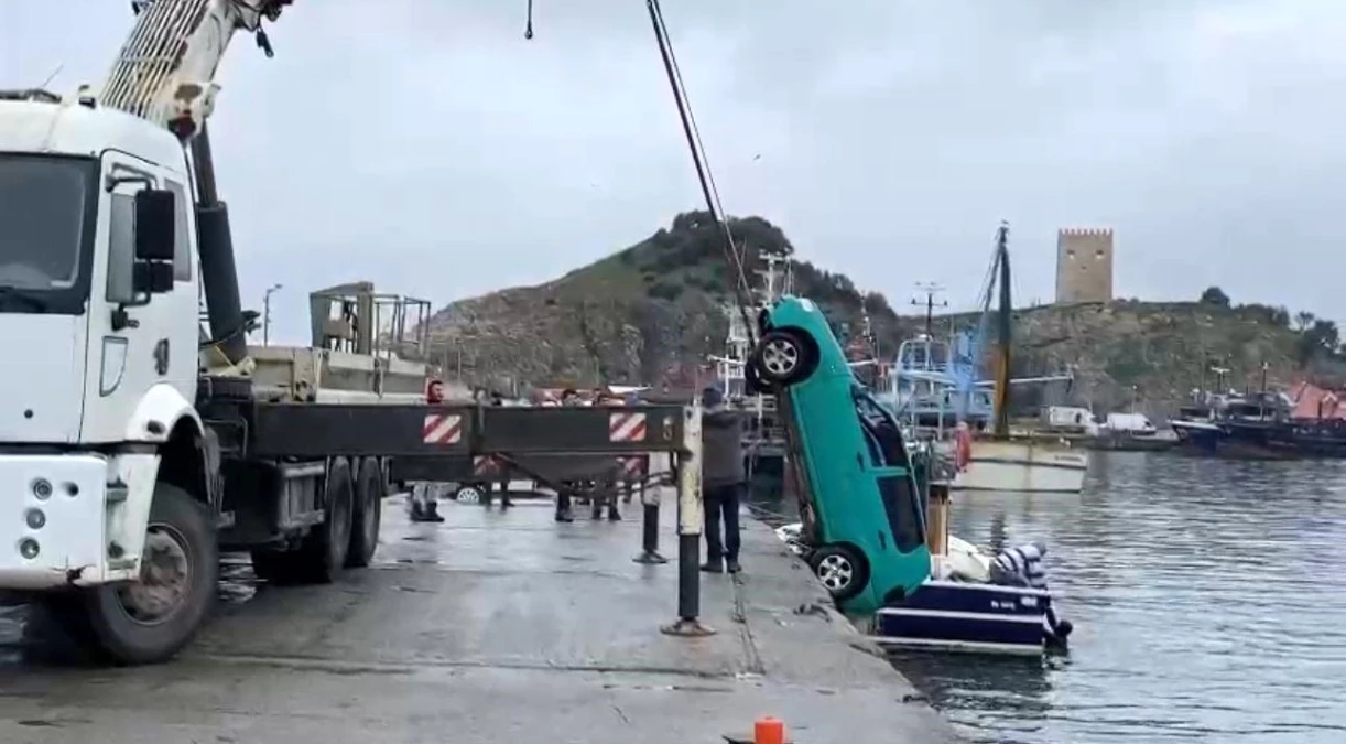 Şile Limanı'nda Denize Düşen Otomobil Vinç Yardımıyla Çıkartıldı